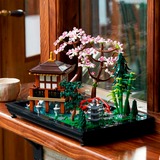LEGO ICONS 10315 Il Giardino Tranquillo, Kit Giardino Botanico Zen per Adulti con Fiori di Loto, Regalo per Donna e Uomo, Giochi di costruzione Kit Giardino Botanico Zen per Adulti con Fiori di Loto, Regalo per Donna e Uomo, Set da costruzione, 18 anno/i, Plastica, 1363 pz, 1,68 kg