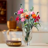 LEGO Botanicals 10342 Bouquet di Fiori Rosa, Kit Modellismo Adulti, Decorazioni Casa con Piante Finte, Idea Regalo Donna o Uomo, Giochi di costruzione Kit Modellismo Adulti, Decorazioni Casa con Piante Finte, Idea Regalo Donna o Uomo, Set da costruzione, 18 anno/i, Plastica, 749 pz, 690 g