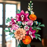 LEGO Botanicals 10342 Bouquet di Fiori Rosa, Kit Modellismo Adulti, Decorazioni Casa con Piante Finte, Idea Regalo Donna o Uomo, Giochi di costruzione Kit Modellismo Adulti, Decorazioni Casa con Piante Finte, Idea Regalo Donna o Uomo, Set da costruzione, 18 anno/i, Plastica, 749 pz, 690 g
