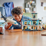 LEGO City aeroporto con aereo, Giochi di costruzione Modello con Terminal, Aeroplano, 9 Minifigure e Accessori, Regalo Bambini 8+, Set da costruzione, 8 anno/i, Plastica, 887 pz, 2 kg