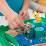 Spin Master Kinetic Sand, Parco Giochi dei Cuccioli, 680 g di Sabbia, 3 Accessori Multiuso a Forma di Cagnolino, 2 Attrezzi per la Sabbia, Comoda Valigetta, Giocattoli per Bambini e Bambine, 3+ anni, Gioco di sabbia Kinetic Sand , Parco Giochi dei Cuccioli, 680 g di Sabbia, 3 Accessori Multiuso a Forma di Cagnolino, 2 Attrezzi per la Sabbia, Comoda Valigetta, Giocattoli per Bambini e Bambine, 3+ anni, Sabbia cinetica per bambini, 3 anno/i, Plastica, Multicolore
