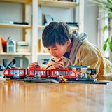 LEGO City 60423 Tram e Fermata del Tram, Treno Giocattolo da Costruire con Stazione e Vagoni Ferroviari, Giochi per Bambini 7+, Giochi di costruzione Treno Giocattolo da Costruire con Stazione e Vagoni Ferroviari, Giochi per Bambini 7+, Set da costruzione, 7 anno/i, Plastica, 811 pz, 1,65 kg
