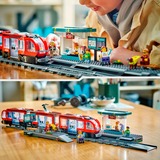 LEGO City 60423 Tram e Fermata del Tram, Treno Giocattolo da Costruire con Stazione e Vagoni Ferroviari, Giochi per Bambini 7+, Giochi di costruzione Treno Giocattolo da Costruire con Stazione e Vagoni Ferroviari, Giochi per Bambini 7+, Set da costruzione, 7 anno/i, Plastica, 811 pz, 1,65 kg