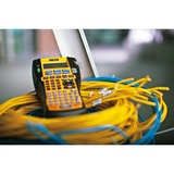 Dymo RHINO 5200 Stampante di Etichette Industriale con Custodia | Tasti Rapidi per Risparmio di TempoStampa VeloceStampante di Etichette Durevole per Cantieri e Lavori di Etichettatura Pesante, Stampa etichette Nero/Giallo, ABC, Trasferimento termico, 180 x 180 DPI, Nero, Giallo