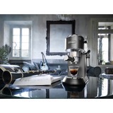 DeLonghi Dedica Style Dedica EC685.BK Macchina da Caffè Manuale Espresso e Cappuccino, Compatibile con Polvere o Cialde E.S.E., Spegnimento Automatico, Serbatoio Estraibile 1.1L, 1450W, 15bar, Nero, Macchina per espresso Nero/argento lucido, Compatibile con Polvere o Cialde E.S.E., Spegnimento Automatico, Serbatoio Estraibile 1.1L, 1450W, 15bar, Nero, Macchina per espresso, 1,1 L, Cialde caffè, Caffè macinato, 1300 W, Nero, Argento