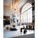 DeLonghi Dedica Style Dedica EC685.W Macchina da Caffè Manuale Espresso e Cappuccino, Compatibile con Polvere o Cialde E.S.E., Spegnimento Automatico, Serbatoio Estraibile 1.1L, 1450W, 15bar, Bianco, Macchina per espresso bianco/argento lucido, Compatibile con Polvere o Cialde E.S.E., Spegnimento Automatico, Serbatoio Estraibile 1.1L, 1450W, 15bar, Bianco, Macchina per espresso, 1,1 L, Cialde caffè, Caffè macinato, 1300 W, Nero, Argento, Bianco