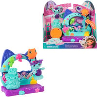 Spin Master Gabby's Dollhouse: The Movie – Il Balcone Acquario di MerCat con Figura e Accessori per la Casa | Giocattolo per Bambini dai 3 anni in su, Gioco figura Gabby's Dollhouse : The Movie – Il Balcone Acquario di MerCat con Figura e Accessori per la Casa | Giocattolo per Bambini dai 3 anni in su, Azione/Avventura, 3 anno/i, Multicolore
