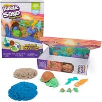 Spin Master Kinetic Sand, Project Planet, Spiaggia delle tartarughe con 396 g di sabbia da gioco, attrezzi e formine, materiali sostenibili concepiti per la salvaguardia dell'ambiente, giocattoli sensoriali per bambini dai 3 anni in su, Gioco di sabbia 