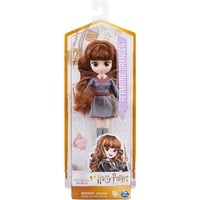 Spin Master Wizarding World | Bambola articolata Hermione Granger 20cm | Bacchetta e divisa di Hogwarts inclusa | Collezione Harry Potter | Per bambini dai 5 anni in su, Gioco figura Wizarding World | Bambola articolata Hermione Granger 20cm | Bacchetta e divisa di Hogwarts inclusa | Collezione Harry Potter | Per bambini dai 5 anni in su, Bambola alla moda, Femmina, 5 anno/i, Bambino/Bambina, 203 mm, 120 g